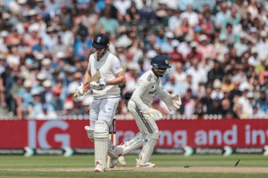 İngiltere 'den Harry Brook Hindistan' dan Dhruv Jurel tarafından 4. Rothesay Test Maçı 'nda 3. Gün Hindistan' a karşı Old Trafford Cricket Ground, Manchester, İngiltere 'de 25 Temmuz 2025' de çıkmaza girdi.