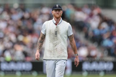 İngiltere kaptanı Ben Stokes 4. Rothesay Deneme Maçı 'na bakıyor. 4. Gün İngiltere Hindistan' a karşı Old Trafford Cricket Ground, Manchester, Birleşik Krallık, 26 Temmuz 2025