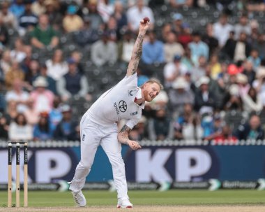 İngiltere kaptanı Ben Stokes topu 4. Rothesay Test Maçı 'nda veriyor. 5. İngiltere Hindistan' a karşı Eski Trafford Kriket Sahası, Manchester, Birleşik Krallık, 27 Temmuz 2025