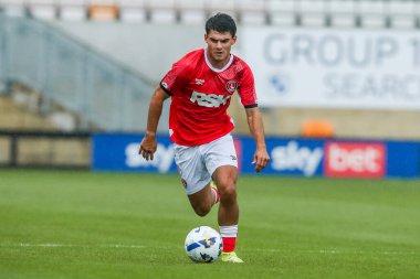 Charlton Athletic takımından Rob Apter 26 Temmuz 2025 tarihinde Cambridge, Cambridge 'deki Abbey Stadyumu' nda Cambridge United ve Charlton Athletic maçında topla koşar.