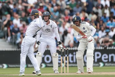 İngiltere 'den Jamie Smith, İngiltere' den Ollie Pope 'un Hindistan' ın kaptanı Shubman Gill 'i 4. Rothesay Test Maçı 5. Gün' de Hindistan 'a karşı Old Trafford Cricket Ground, Manchester, Birleşik Krallık' ta 27 Temmuz 2025 'te oynanan karşılaşmada durduramamasına bakıyor.