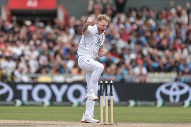 İngiltere kaptanı Ben Stokes, 27 Temmuz 2025 'te İngiltere' nin Old Trafford Cricket Ground, Manchester, İngiltere 'de oynanan 4. Rothesay Test Maçı' nda Hintli KL Rahul 'un kalesini kutluyor.
