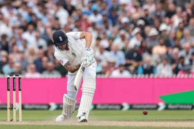 İngiltere 'den Brydon Carse 4. Rothesay Test Maçı' nda bir koşu için topa vuruyor. 4. Gün İngiltere Hindistan 'a karşı Old Trafford Cricket Ground, Manchester, İngiltere, 26 Temmuz 2025