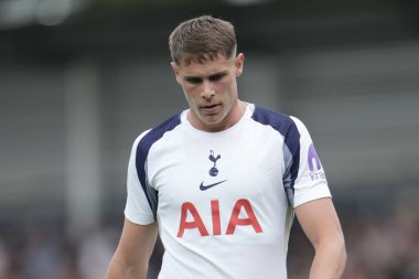 Tottenham Hotspur takımından Micky van de Ven, 26 Temmuz 2025 'te Luton Town ile Tottenham Hotspur arasında oynanan maçta