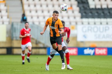 Cambridge United takımından Kell Watts 26 Temmuz 2025 'te Cambridge, Cambridge' deki Abbey Stadyumu 'nda oynanan Cambridge United ve Charlton Athletic maçında topa önderlik ediyor.