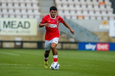 Charlton Athletic takımından Rob Apter 26 Temmuz 2025 tarihinde Cambridge, Cambridge 'deki Abbey Stadyumu' nda Cambridge United ve Charlton Athletic maçında topla koşar.