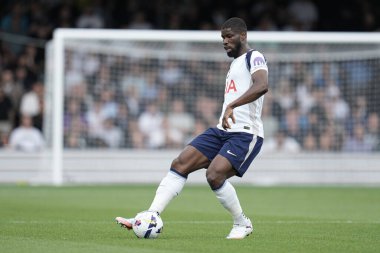 Tottenham Hotspur 'dan Kevin Danso, 26 Temmuz 2025' te İngiltere, Luton Road, Luton 'da oynanan Luton Town-Tottenham Hotspur maçında ileri pas attı.