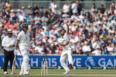 Hindistan 'dan Shardul Thakur topu 4. Rothesay Test Maçı' nda veriyor. 3. Gün İngiltere Hindistan 'a karşı Old Trafford Cricket Ground, Manchester, İngiltere, 25 Temmuz 2025