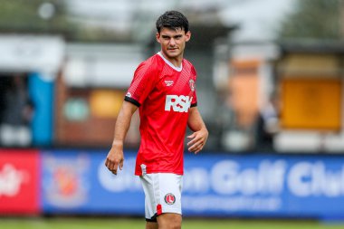 Charlton Atletizm takımından Rob Apter, Cambridge United 'ın Charlton Athletic' e karşı oynadığı 26 Temmuz 2025 tarihli maç sırasında maçı izliyor.