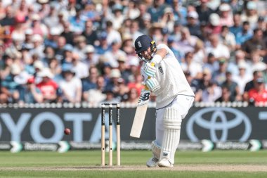 İngiltere 'den Joe Root, 4. Rothesay Test Maçı' nda Bumrah 'dan bir atış yapıyor. 3. Gün İngiltere Hindistan' a karşı Old Trafford Cricket Ground, Manchester, İngiltere, 25 Temmuz 2025