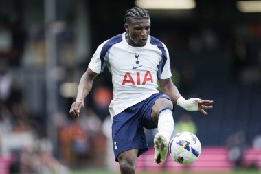 Tottenham Hotspur 'dan Mohammed Kudus, 26 Temmuz 2025' te Luton Town ile Tottenham Hotspur arasında oynanan karşılaşma sırasında İngiltere 'nin başkenti Luton' da oynanmıştır.