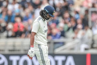 Hintli KL Rahul, 27 Temmuz 2025 tarihinde İngiltere 'nin Hindistan' a karşı Old Trafford Cricket Ground, Manchester, İngiltere 'de oynanan 4. Rothesay Test Maçı' nda görevden alındıktan sonra oyun alanından ayrıldı.