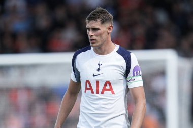 Tottenham Hotspur takımından Micky van de Ven, 26 Temmuz 2025 'te Luton Town ile Tottenham Hotspur arasında oynanan maçta