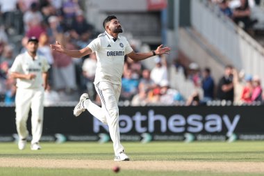 Hintli Mohammed Siraj, 4. Rothesay Test Maçı 'nda İngiliz Chris Woakes' un kalesini kutluyor. 3. Gün Hindistan 'a karşı Old Trafford Cricket Ground, Manchester, İngiltere, 25 Temmuz 2025