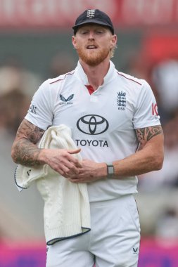 İngiltere kaptanı Ben Stokes, 27 Temmuz 2025 tarihinde İngiltere 'nin Hindistan' a karşı Old Trafford Cricket Ground, Manchester, İngiltere 'deki 4. Rothesay Test Maçı' nda görevini tamamladıktan sonra şapkasını takıyor.