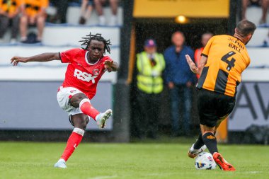 Charlton Athletic takımından Tyreece Campbell, Cambridge United ile Charlton Athletic maçında 26 Temmuz 2025 'te Abbey Stadyumu' nda çekim yaptı.