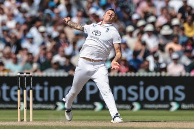 İngiltere 'den Brydon Carse topu 4. Rothesay Test Maçı' nda veriyor. 4. Gün İngiltere Hindistan 'a karşı Old Trafford Cricket Ground, Manchester, Birleşik Krallık, 26 Temmuz 2025