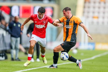 26 Temmuz 2025 'te Cambridge, Cambridge' deki Abbey Stadyumu 'nda Cambridge United' a karşı Charlton Athletic maçında Cambridge United 'dan Ben Purrington ile top mücadelesi verdi.
