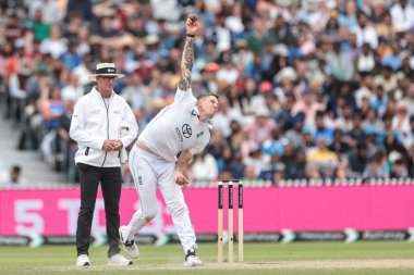 İngiltere 'den Brydon Carse topu 4. Rothesay Test Maçı' nda veriyor. 5. İngiltere Hindistan 'a karşı Eski Trafford Kriket Sahası, Manchester, Birleşik Krallık, 27 Temmuz 2025