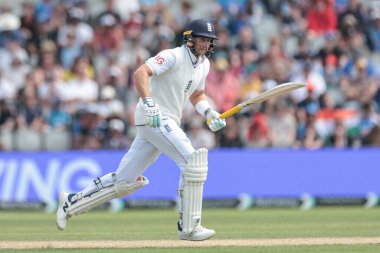 İngiltere 'den Joe Root, 4. Rothesay Deneme Maçı' nda koşuyor. 3. Gün İngiltere Hindistan 'a karşı Old Trafford Cricket Ground, Manchester, Birleşik Krallık, 25 Temmuz 2025