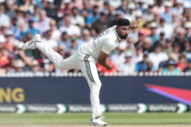 Hindistan 'dan Mohammed Siraj topu 4. Rothesay Test Maçı' nda veriyor. 3. Gün İngiltere Hindistan 'a karşı Old Trafford Cricket Ground, Manchester, Birleşik Krallık, 25 Temmuz 2025