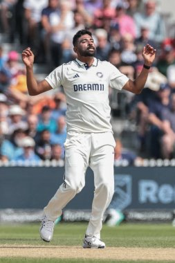 Hindistan 'dan Muhammed Siraj, 4. Rothesay Test Maçı' nda topu teslim ettikten sonra tepki gösterdi. 3. Gün İngiltere Hindistan 'a karşı Old Trafford Cricket Ground, Manchester, İngiltere, 25 Temmuz 2025