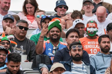 Hindistan taraftarı Bayan Tendulkar 10 ve arkadaşları 4. Rothesay Test Maçı 'nda atmosferi emiyorlar. 4. Gün İngiltere Hindistan' a karşı Old Trafford Cricket Ground, Manchester, İngiltere, 26 Temmuz 2025