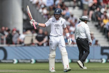 İngiltere 'nin Ollie Pope' u 25 Temmuz 2025 'te Old Trafford Cricket Ground, Manchester, İngiltere' de oynanan 4. Rothesay Test Maçı 'nda yarım yüzyıl (50 koşu) kutluyor.