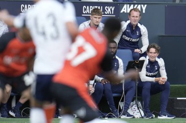 Luton Town, Tottenham Hotspur 'a karşı 26 Temmuz 2025' te Luton Road, İngiltere 'de oynanan sezon öncesi dostluk maçı sırasında