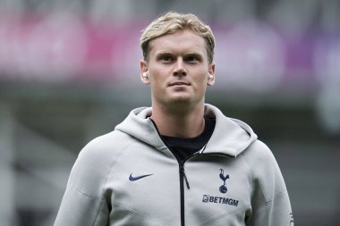 Tottenham Hotspur 'dan Antonn Kinsk, 26 Temmuz 2025' te İngiltere 'nin başkenti Luton' da oynanan Luton Town-Tottenham Hotspur maçı öncesinde