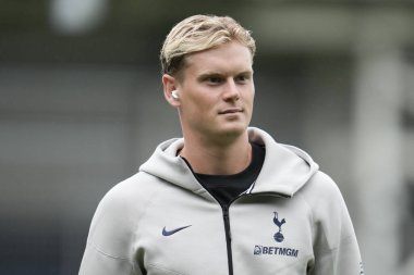 Tottenham Hotspur 'dan Antonn Kinsk, 26 Temmuz 2025' te İngiltere 'nin başkenti Luton' da oynanan Luton Town-Tottenham Hotspur maçı öncesinde
