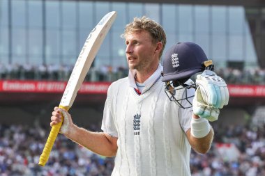 İngiltere 'den Joe Root, 4. Rothesay Test Maçı' nda 150 sayı attıktan sonra İngiltere 'nin Hindistan' a karşı 3 'üncü günü Old Trafford Cricket Ground, Manchester, Birleşik Krallık' ta 25 Temmuz 2025 'de oynanan maçta maç alanından ayrıldı.