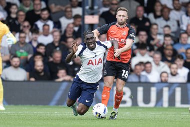 Luton Town 'dan Jordan Clark Tottenham Hotspur' dan Yves Bissouma, Luton Town ve Tottenham Hotspur maçında, 26 Temmuz 2025 'de Luton, İngiltere' de Kenilworth Road, Luton 'da karşı karşıya geldi.