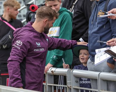 İngiltere 'den Ben Duckett, 27 Temmuz 2025' te İngiltere 'nin Old Trafford Cricket Ground' da Hindistan 'a karşı oynadığı 4. Rothesay Test Maçı' nda genç bir İngiltere taraftarını gururlandırdı.