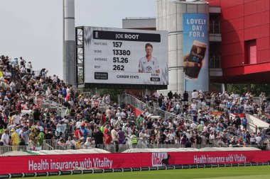 İngiltere 'den Joe Root' un kariyer istatistikleri büyük LCD ekranda 157 maç, 13380 koşu, 51.26 ortalama ve 262 en iyi puanla sergilenmektedir.