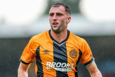 Cambridge United takımından Ben Purrington 26 Temmuz 2025 'te Cambridge, Cambridge' deki Abbey Stadyumu 'nda oynanan Cambridge United-Charlton Atletizm karşılaşmasını izliyor.