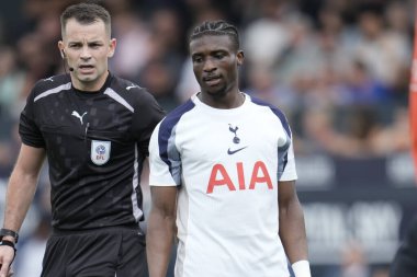 Tottenham Hotspur 'dan Mohammed Kudus, 26 Temmuz 2025' te Luton Town ile Tottenham Hotspur arasında oynanan karşılaşma sırasında İngiltere 'nin başkenti Luton' da oynanmıştır.