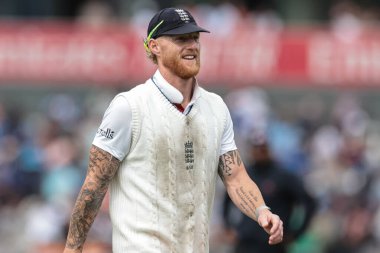 İngiltere kaptanı Ben Stokes 4. Rothesay Test Maçı 'nda çok kirli bir kazakla Hindistan' a karşı Old Trafford Cricket Ground, Manchester, Birleşik Krallık, 26 Temmuz 2025