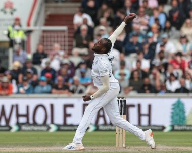 İngiltere 'den Jofra Archer topu 4. Rothesay Test Maçı' nda veriyor. 4. Gün İngiltere Hindistan 'a karşı Old Trafford Cricket Ground, Manchester, Birleşik Krallık, 26 Temmuz 2025