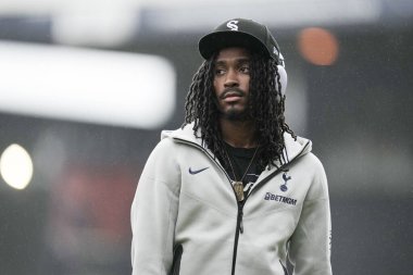 Tottenham Hotspur 'dan Djed Spence, 26 Temmuz 2025' te Luton Town ile Tottenham Hotspur arasındaki sezon öncesi dostluk maçı öncesinde Kenilworth Road, Luton, İngiltere
