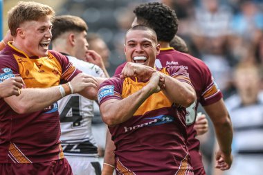 Huddersfield Giants takımından Tui Lolohea, 26 Temmuz 2025 'te MKM Stadyumu' nda oynanan Betfred 20. Lig karşılaşmasında Hull FC ve Huddersfield Giants karşılaşmasını kutluyor.