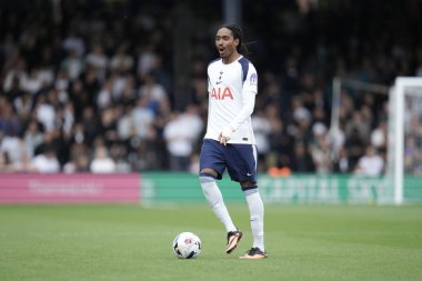 Tottenham Hotspur 'dan Djed Spence, Luton Town ve Tottenham Hotspur maçında, 26 Temmuz 2025' te Luton Road, İngiltere 'de karşı karşıya geldi.
