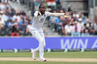 İngiltere 'den Jofra Archer, 26 Temmuz 2025' te Old Trafford Cricket Ground, Manchester 'da oynanan 4. Rothesay Test Maçı' nda tepki gösterdi.
