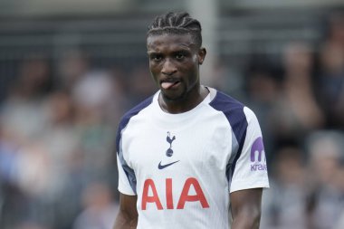 Tottenham Hotspur 'dan Mohammed Kudus, 26 Temmuz 2025' te Luton Town ile Tottenham Hotspur arasında oynanan karşılaşma sırasında İngiltere 'nin başkenti Luton' da oynanmıştır.