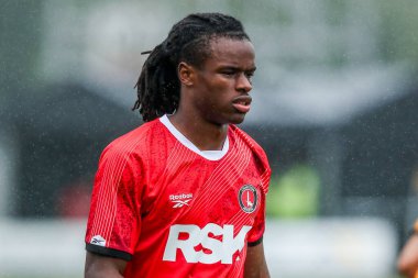 26 Temmuz 2025 'te Cambridge, Cambridge' deki Abbey Stadyumu 'nda oynanan Cambridge United-Charlton Atletizm karşılaşmasında Charlton Athletic' in yargılanması görülüyor.