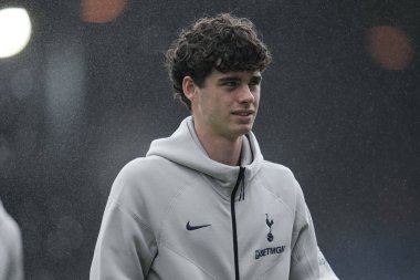 Tottenham Hotspur 'dan Archie Gray, 26 Temmuz 2025' te İngiltere 'nin başkenti Kenilworth Road' da Luton Town ile Tottenham Hotspur arasındaki sezon öncesi dostluk maçı öncesinde
