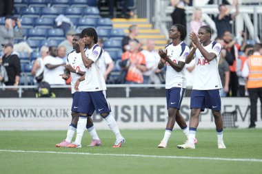 Tottenham Hotspur oyuncuları 26 Temmuz 2025 'te İngiltere' nin başkenti Luton 'da oynanan Luton Town-Tottenham Hotspur maçından sonra taraftarları alkışladılar.