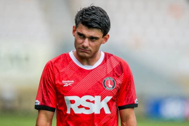 Charlton Athletic takımından Rob Apter, Cambridge United 'ın Charlton Athletic' e karşı oynadığı 26 Temmuz 2025 tarihli maç öncesinde maçı izliyor.