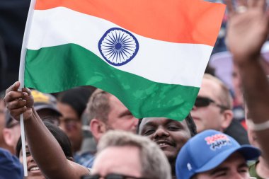 Bir Hindistan taraftarı 4. Rothesay Test Maçı 'nda bayrağını kurtarıyor. 4. Gün İngiltere Hindistan' a karşı Old Trafford Cricket Ground, Manchester, Birleşik Krallık, 26 Temmuz 2025