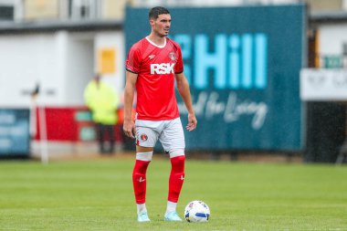 Charlton Athletic takımından Lloyd Jones, 26 Temmuz 2025 tarihinde Cambridge, Cambridge 'deki Abbey Stadyumu' nda oynanan Cambridge United-Charlton Atletizm maçına bakıyor.